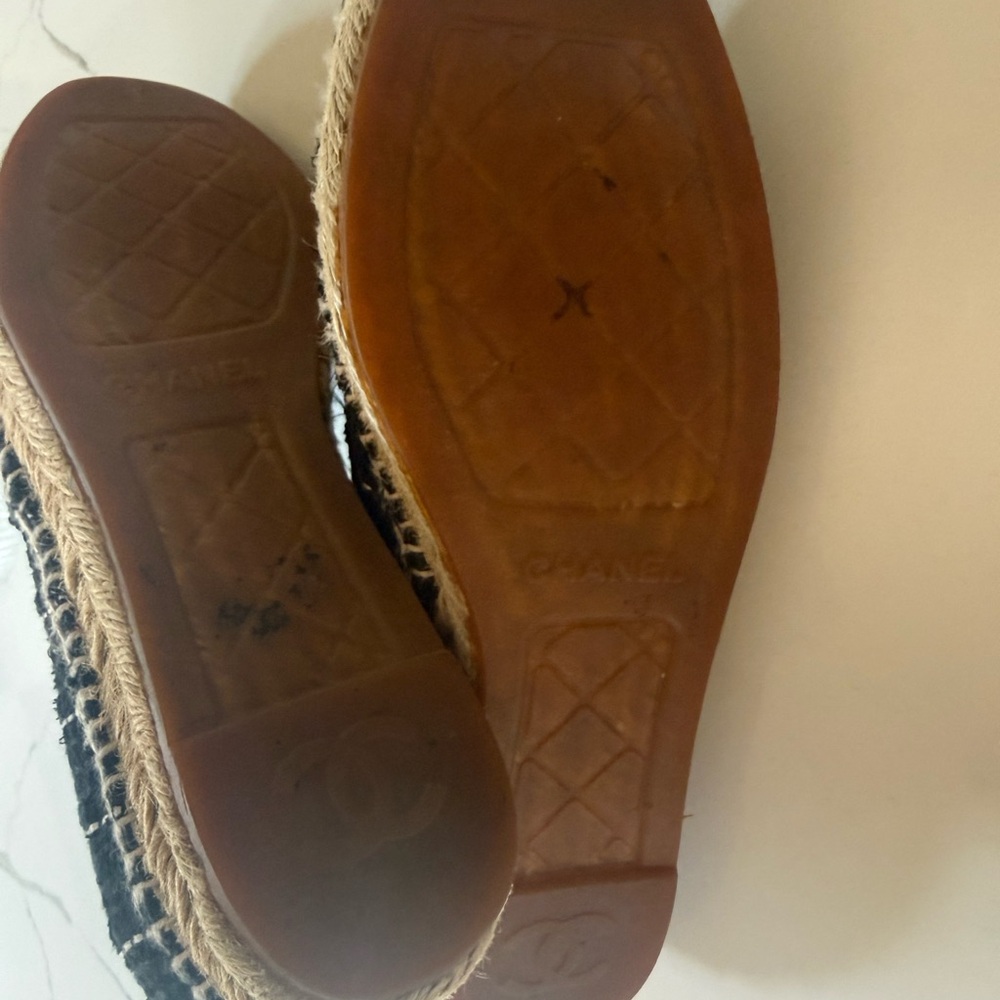 CHANEL Black Tweed Espadrille Flats with Patent Black Cap Toe and CC Logo - Picture 3 of 3